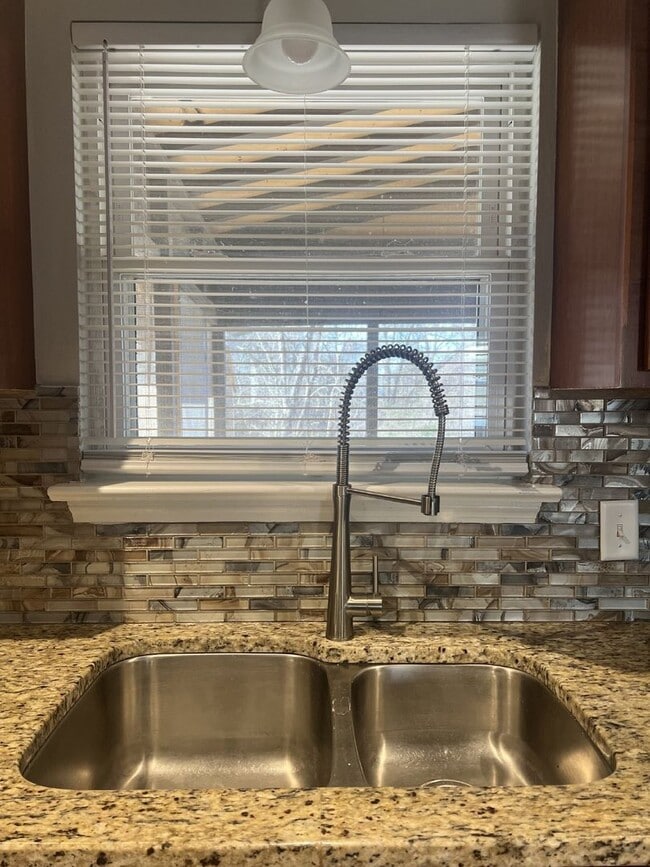 Building Photo - Charming 3 Bed, 1.5 Bath Rental Home on St...