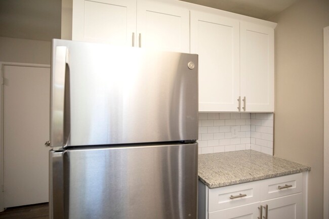 Building Photo - ** 3 Bed 1 Bath located in Forrest Hills *...