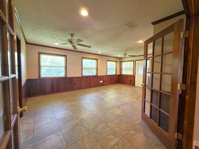 Building Photo - 1404 Woodbridge Dr