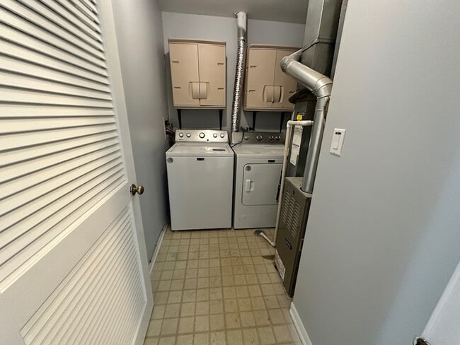 Building Photo - 1122 Regency Dr