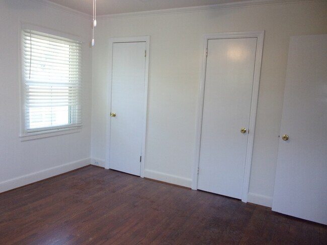 Building Photo - 304 Oak Dr