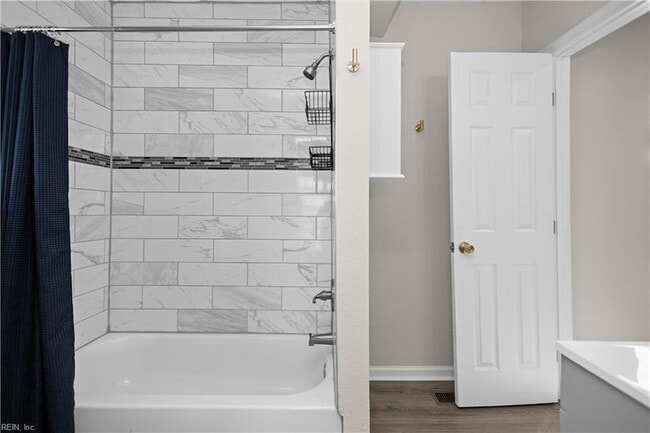 Building Photo - 926 W 26th St