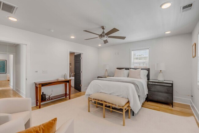 Building Photo - Fully Furnished Downtown Rental