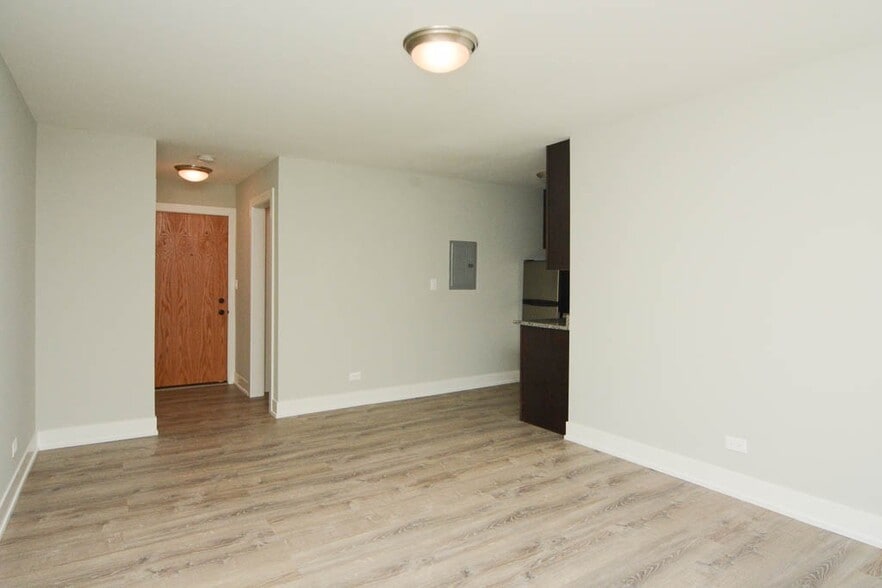 Building Photo - 447 W Surf St