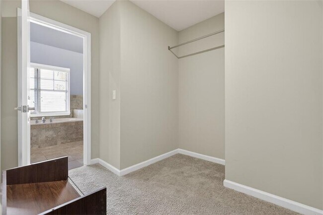 Building Photo - 4537 Grandview Pkwy