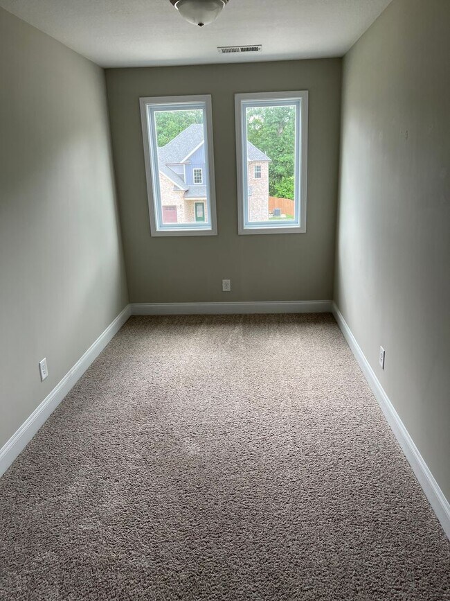 Building Photo - Spacious 4 Bedroom Home in Sango