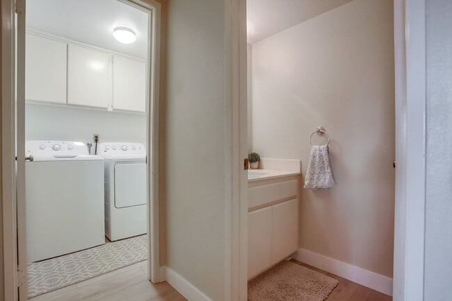 Building Photo - Beautiful, spacious 3 bedroom 2.5 bath hom...