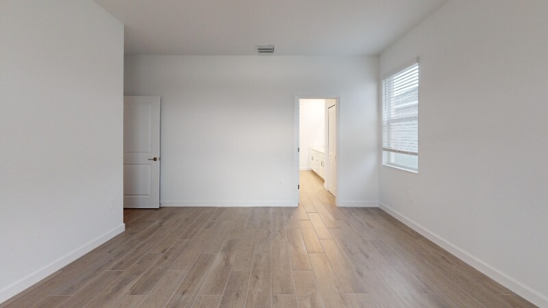 Building Photo - 7955 Lakes Edge Ln