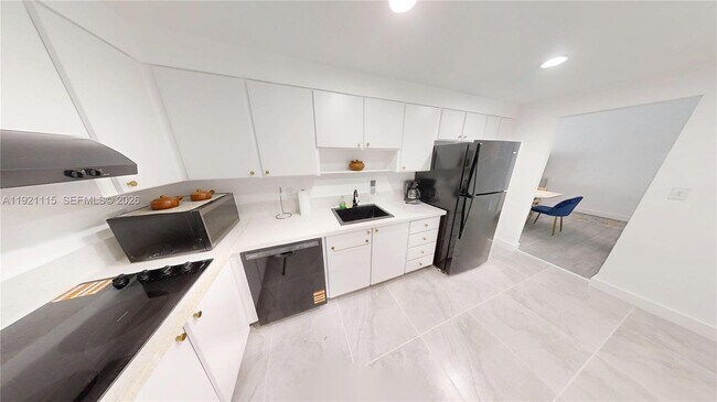 Building Photo - 4001 S Ocean Dr