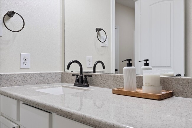 Building Photo - 711 Audra Ln