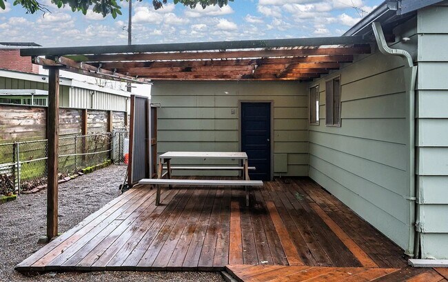 Building Photo - Remodeled 3 Bedroom, 1 Bath Home with Fenced Yard