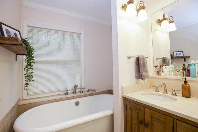 Building Photo - Spacious 3 Bedroom Home in Fayetteville, NC - Perfect for Family Living!