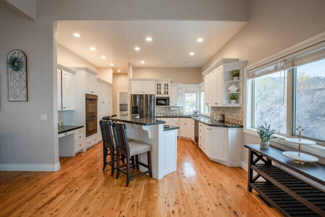 Building Photo - 678 Scenic Hills Dr