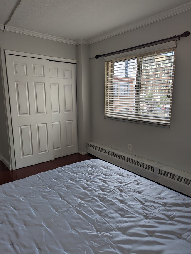 Fully Furnished Bedroom - 2101 Chestnut St