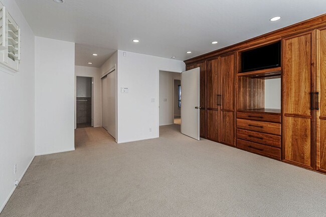 Building Photo - Spacious Saratoga Home with Great Outdoor ...