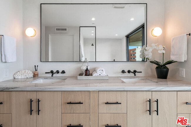 Building Photo - 610 S Van Ness Ave