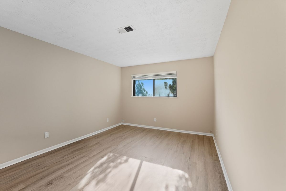 Building Photo - 293 Country Club Dr