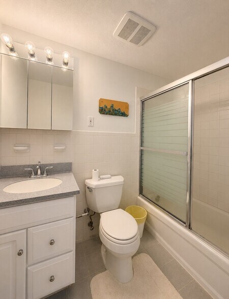 Building Photo - 30 Lake Shore Ct