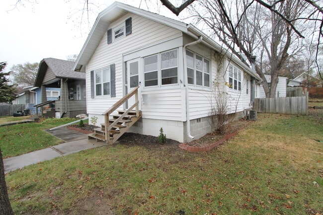 Building Photo - Beautiful House in The Benson Area! Large 2 car Garage!