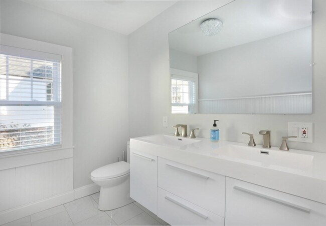 Building Photo - 3 Island Ave