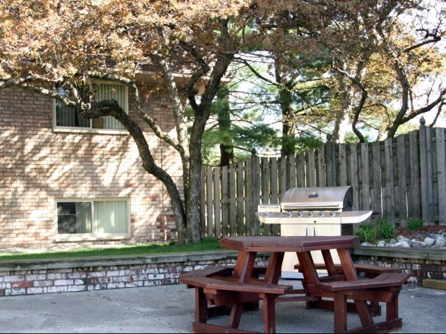 Courtyard - Kimberly Square Apartments