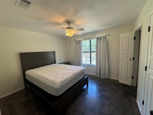 Building Photo - 1045 Hidden Hills Dr