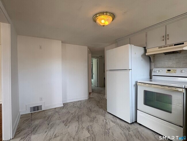 Building Photo - 107 N Main St