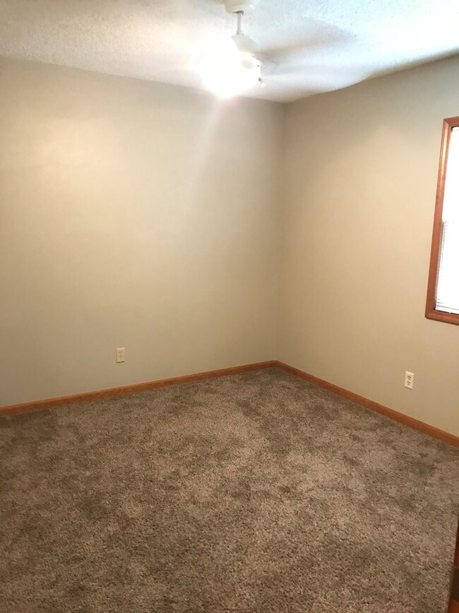 Building Photo - TALL CEILINGS! GREAT LOCATION!