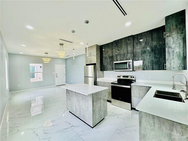 Building Photo - 3517 S Dominique Dr