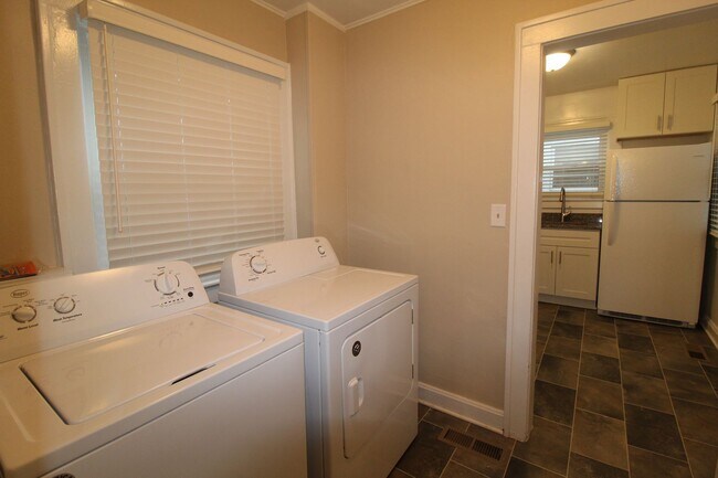Building Photo - August FREE On This Updated 2 Bedroom 1 Ba...