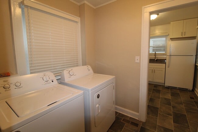 Building Photo - Updated 2 Bedroom 1 Bath Duplex Within Wal...