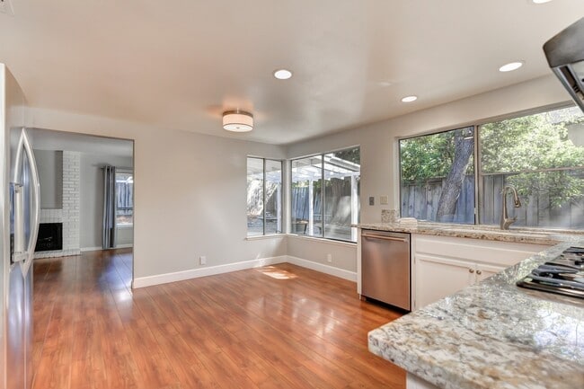 Building Photo - STUNNING 4BD / 2.5BTH SINGLE FAMILY RIGHT ...