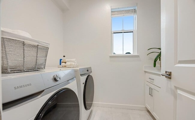 Building Photo - 1747 Linden Ln