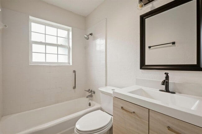 Building Photo - 1729 Sherrye Dr