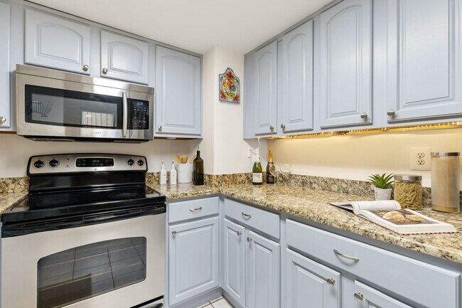 Building Photo - Spacious & Conveniently Located 2br/2ba on U St Corridor!