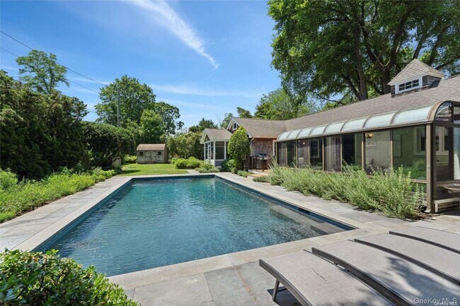 Building Photo - 695 Main St