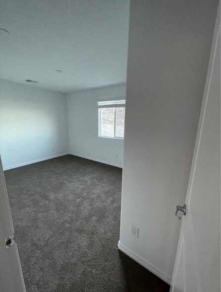 Building Photo - 380 Rosefinch St