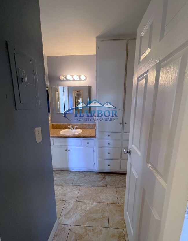 Building Photo - Charming Studio in Gated Community