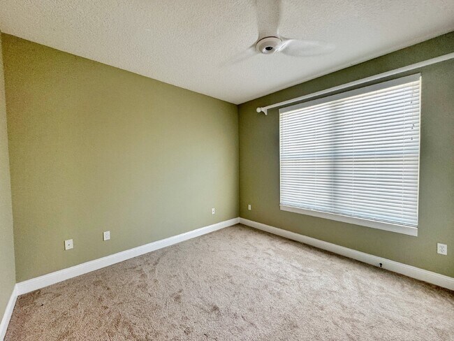 Building Photo - Spacious two-story island townhome in gate...