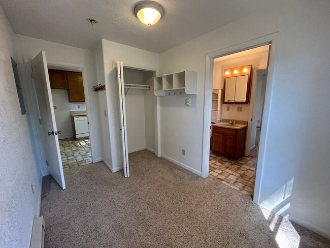 Building Photo - Cozy 2 Bedroom 1 Bath w/ all amenities and...