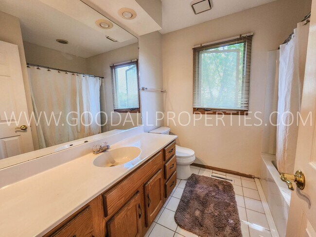 Building Photo - 4 Bedroom 2 car garage home in Clive