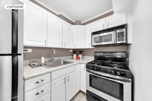 Building Photo - 240 E 55th St