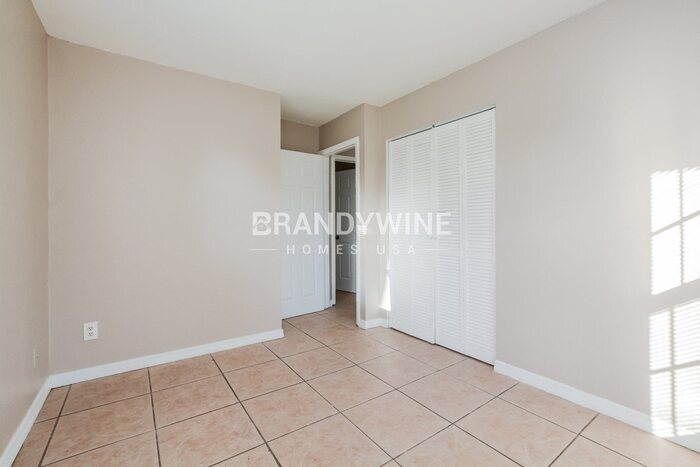 Building Photo - 700 E 7th St