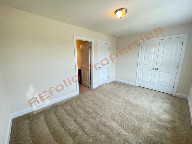 Building Photo - Charming 3 Story 3 Bedroom 3.5 Bath 1 Car-...