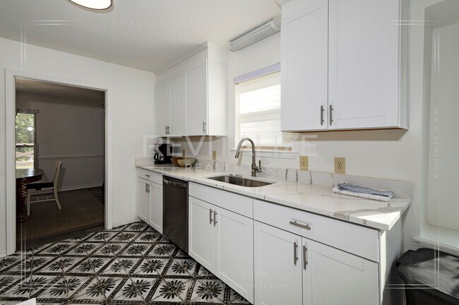 Building Photo - Stunning 3 Bed 2 Bath Brick Home with Huge Yard!