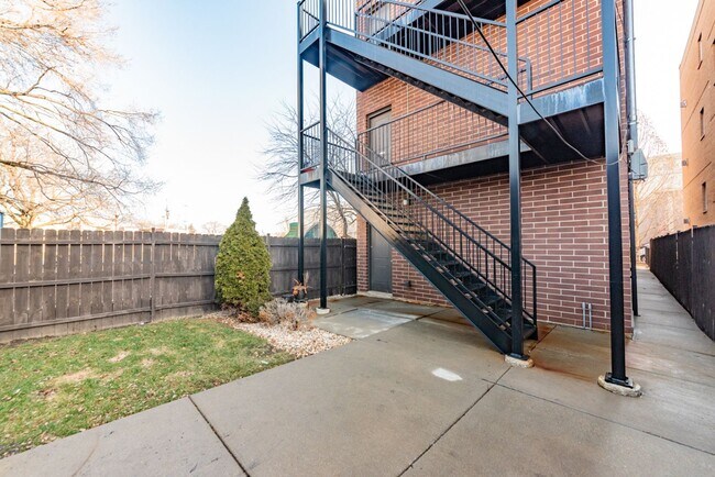 Building Photo - 3514 N Sacramento Ave