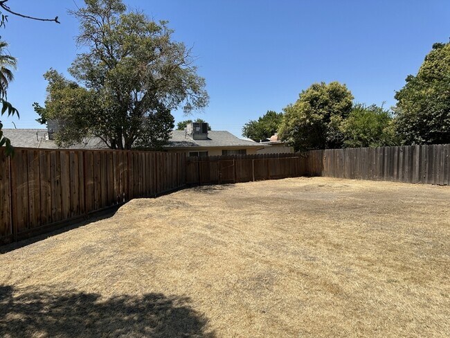 Building Photo - Welcome to Woodside Drive! Opportunity awa...