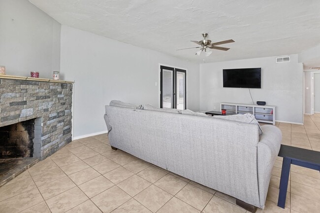 Building Photo - Roomy 3 Bedroom Home with a Fireplace