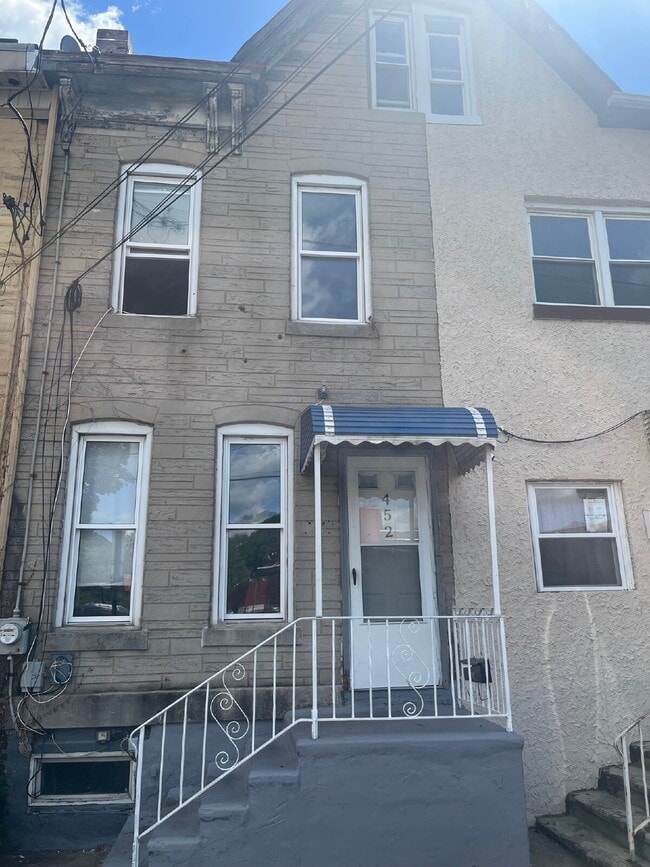 Primary Photo - 452 Klagg Ave
