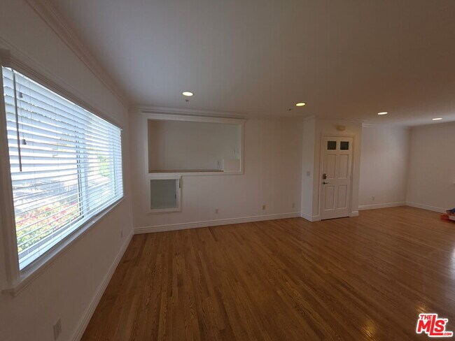 Building Photo - 670 Broadway St